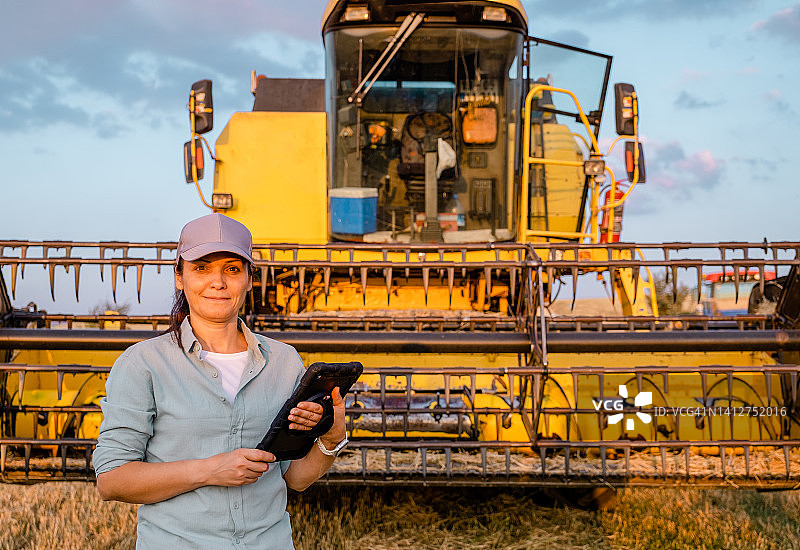 女农民在农田里拿着一个数位平板电脑，智慧农业图片素材