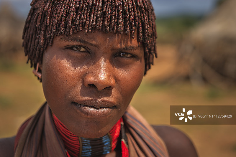 来自埃塞俄比亚哈默部落的女人肖像图片素材