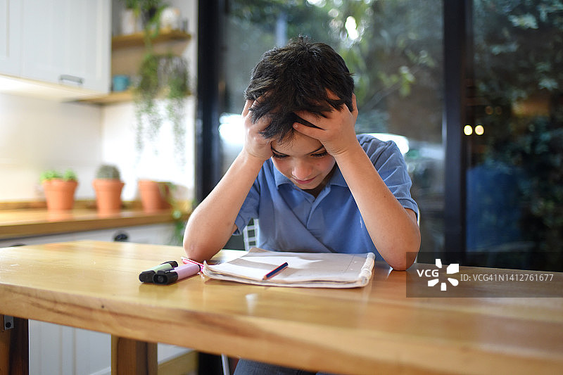 孩子学习困难，视力不好图片素材