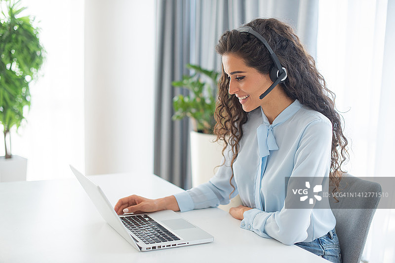 在办公室工作的年轻呼叫中心客服图片素材