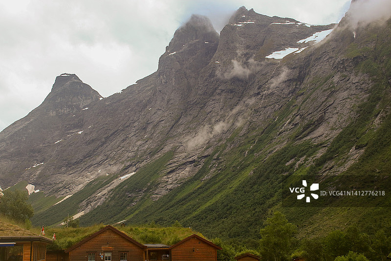 巨魔阶梯下的传统草屋图片素材