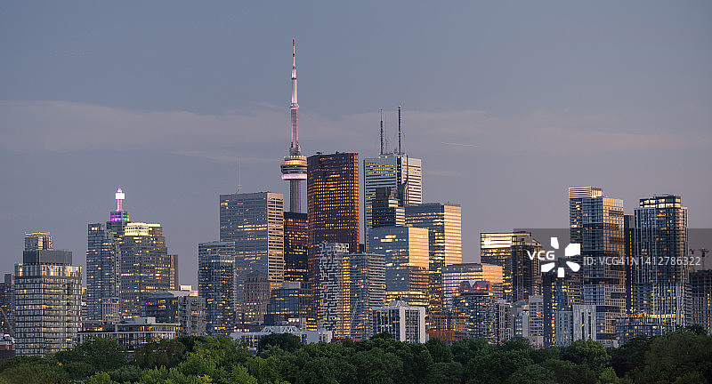多伦多城市夜景，河谷大道，加拿大安大略省图片素材