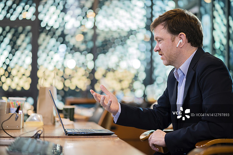 在呼叫中心工作的年轻白人女接线员微笑图片素材