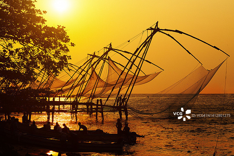 印度科钦日出时分的中国传统渔网图片素材