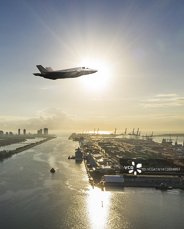军用战斗机飞越迈阿密港图片素材