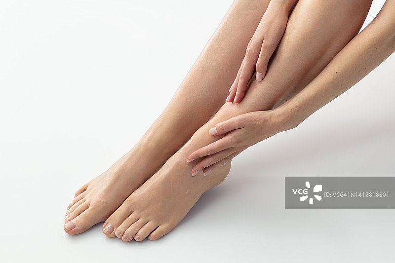 医疗护理：女性双手呵护双脚图片素材