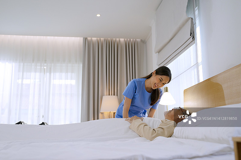 护士在卧室里照顾老人图片素材