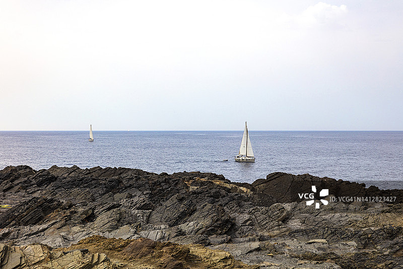 海岸附近的帆船图片素材