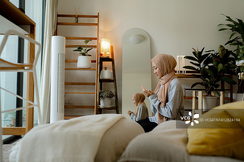 每天早晨都需要祈祷图片素材