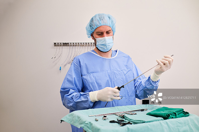 外科医生准备腹腔镜手术器械图片素材