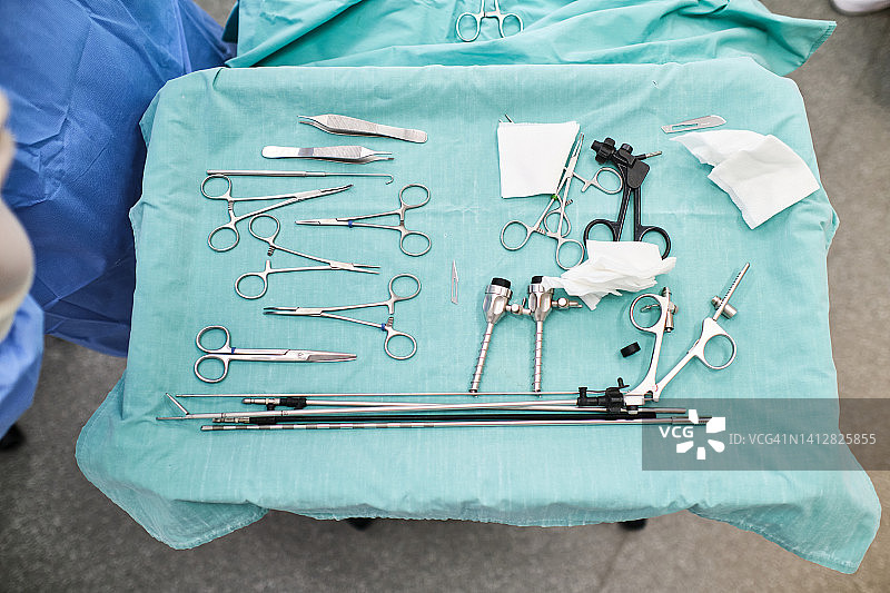 高角度拍摄：兽医诊所用于猫手术的消毒器械图片素材