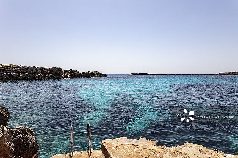 梅诺卡岛的清澈海水图片素材