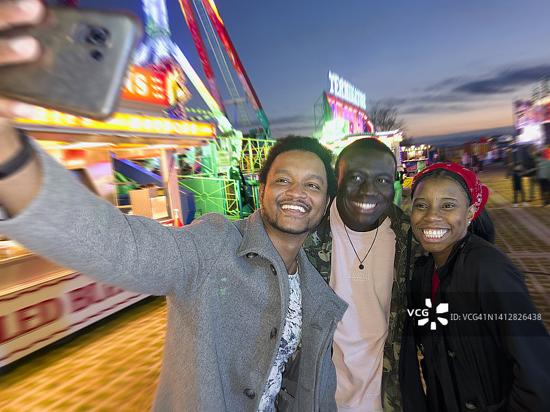 三个朋友自拍图片素材