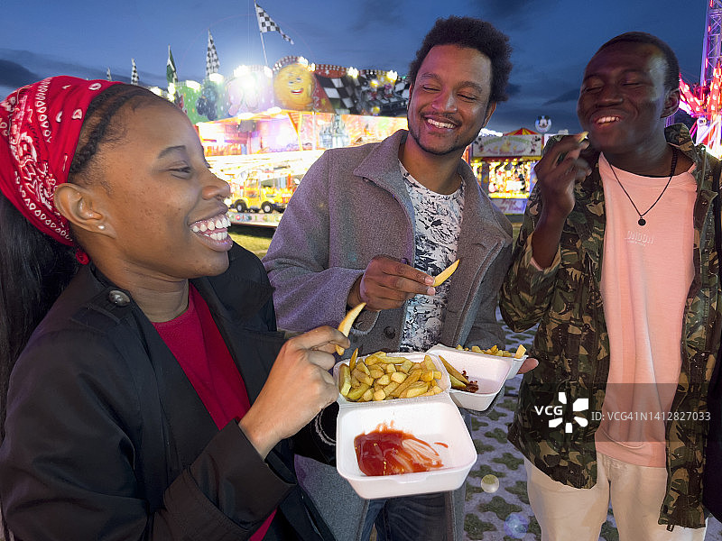 朋友们一起吃快餐图片素材