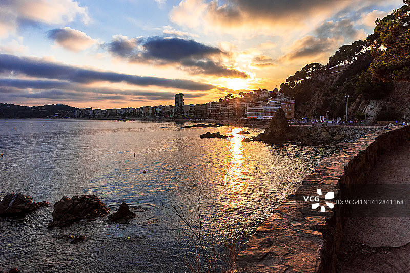 日落时分的滨海略雷特小镇景色，西班牙加泰罗尼亚布拉瓦海岸图片素材