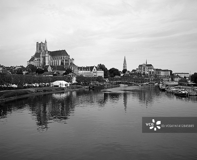 约讷河畔欧塞尔的教堂和修道院图片素材