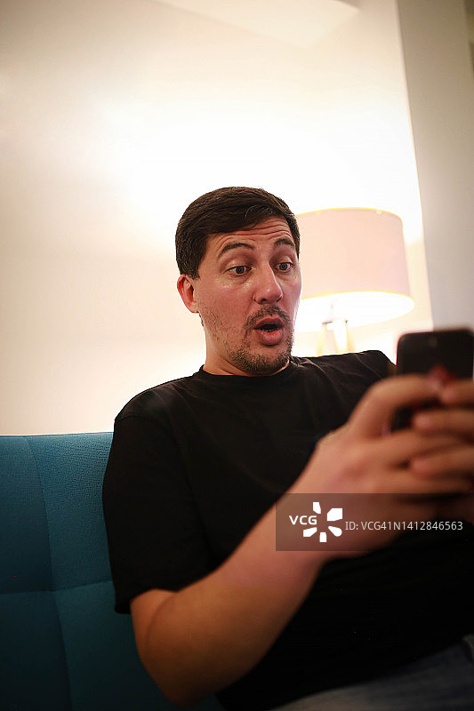 男人用手机看视频图片素材