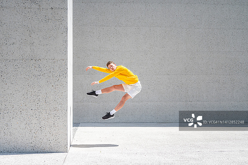 户外摆姿势的年轻男舞者图片素材