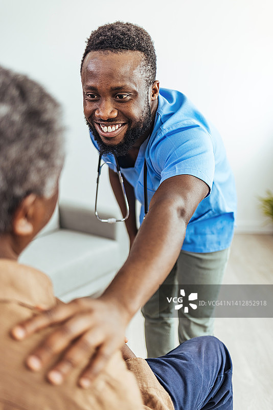 护士在疗养院照顾年迈的男病人图片素材