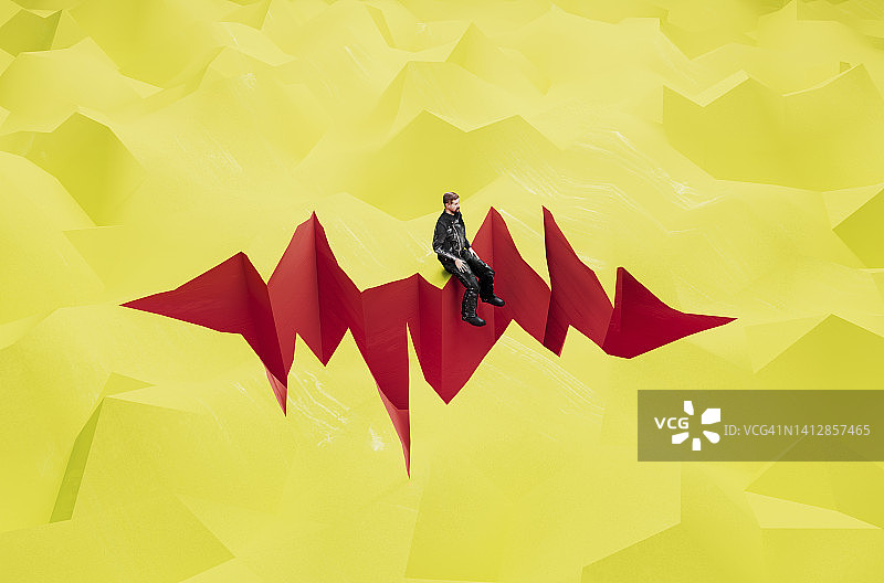 在地面洞上的男人图片素材