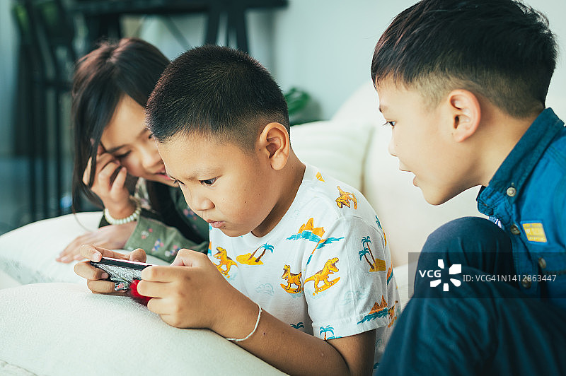 一家人在客厅玩游戏，居家娱乐概念图片素材