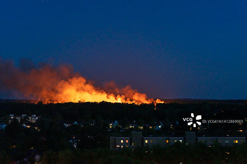 大城市房屋附近的森林大火，柏林图片素材