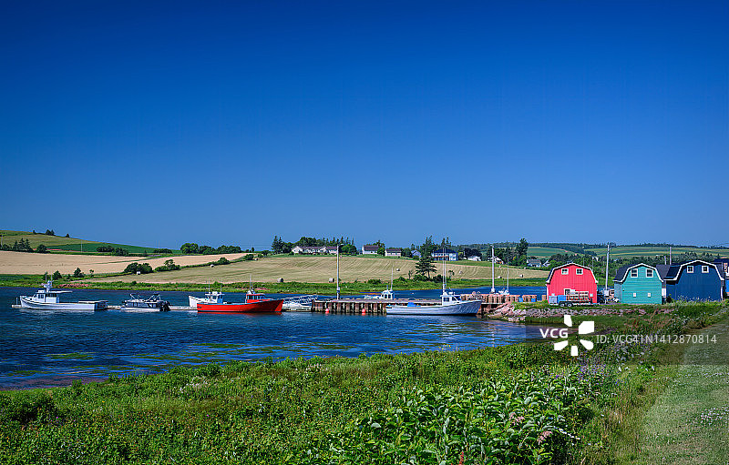 加拿大爱德华王子岛法国河附近的渔船和彩色建筑景观图片素材