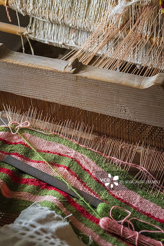 古董织布机和彩色编织物特写图片素材