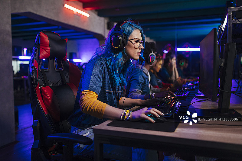 女孩玩电脑游戏图片素材