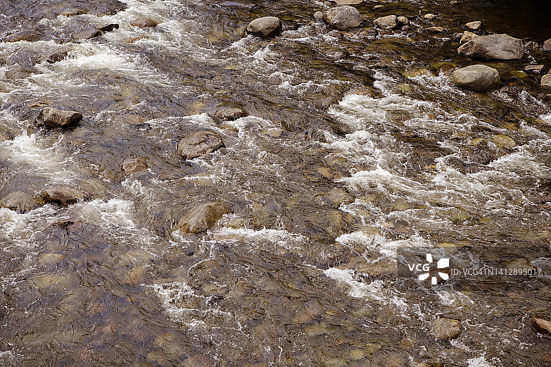 溪流中的波浪图片素材
