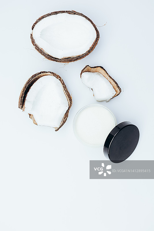 白色背景上的化妆油瓶、椰子俯视图图片素材