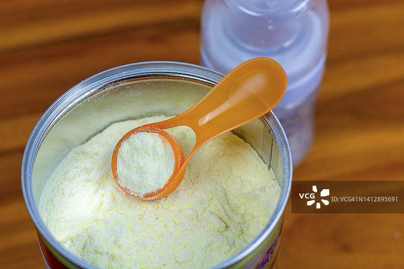 木质背景婴儿辅食制作图片素材