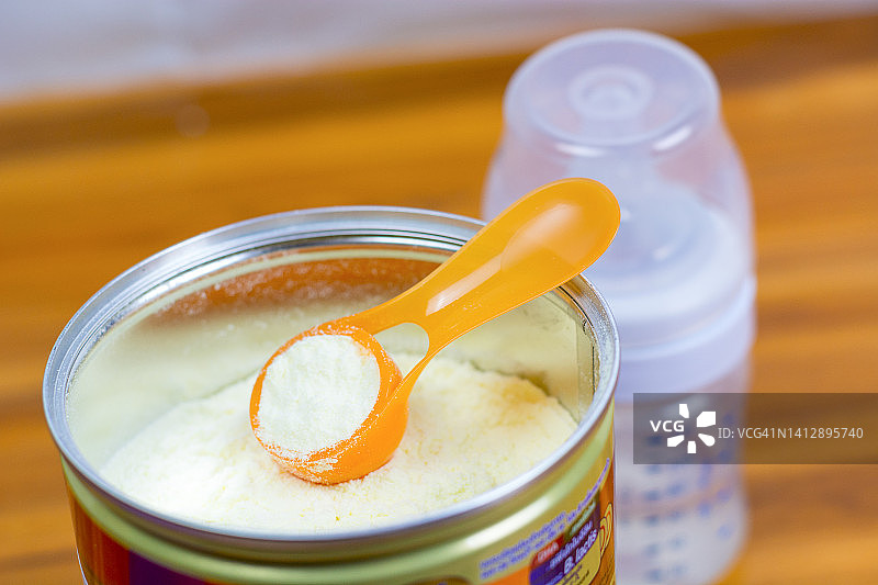 木质背景婴儿辅食制作图片素材