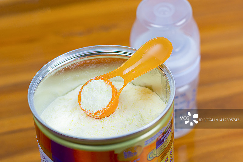 木质背景婴儿辅食制作图片素材