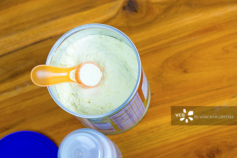 木质背景婴儿辅食制作图片素材