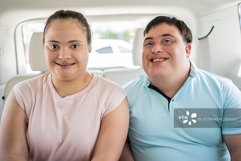 有特殊需求的情侣坐在汽车后座图片素材