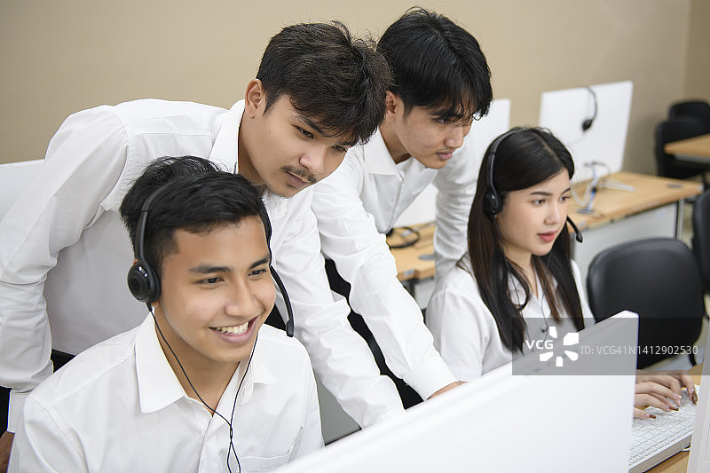 在讲座中使用电脑的大学生图片素材