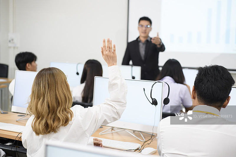 大学或高中教授提问学生图片素材