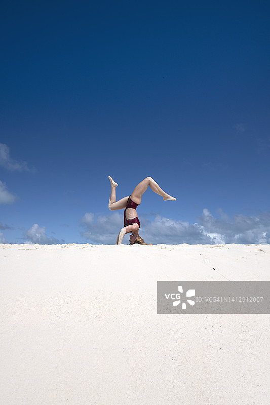艾米在海滩上练习瑜伽图片素材