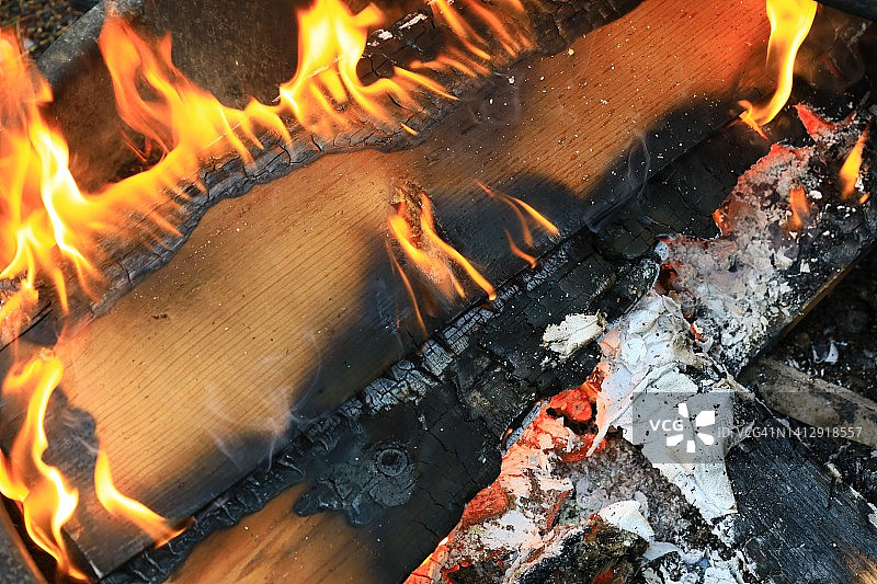 燃烧的木屋特写图片素材