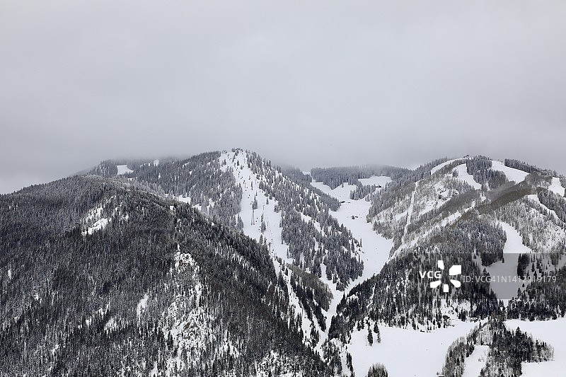 远处的阿斯本山滑雪和滑板运动图片素材