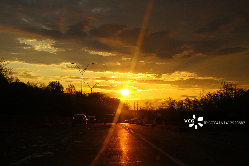 驾驶时刺眼的阳光图片素材