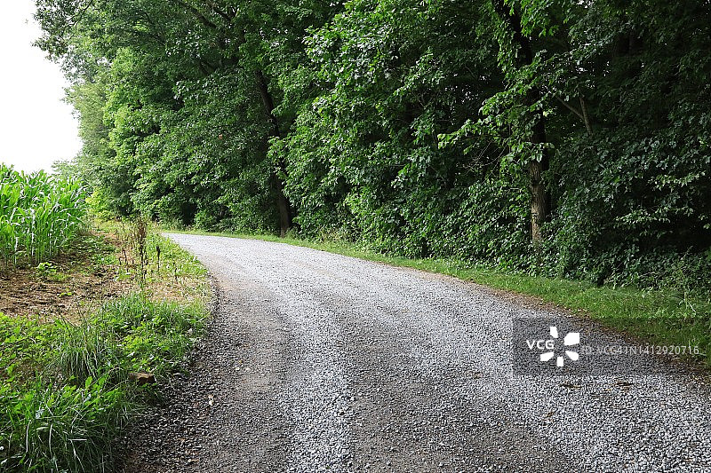 乡村地区的碎石路图片素材