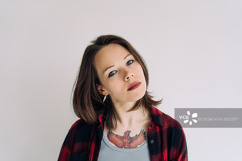 美丽女人棕色短发，胸部有凤凰纹身图片素材