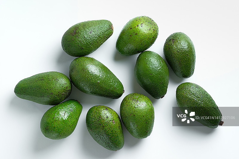 白色桌子上的绿色成熟牛油果图片素材