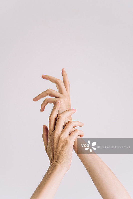 白色背景下的女性手部图片素材