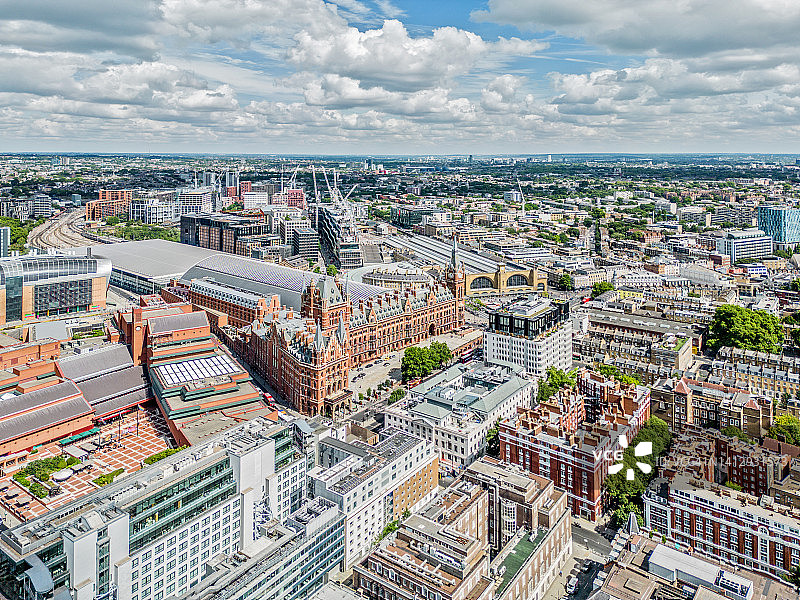 伦敦大英图书馆与圣潘克拉斯国际车站无人机视角图片素材