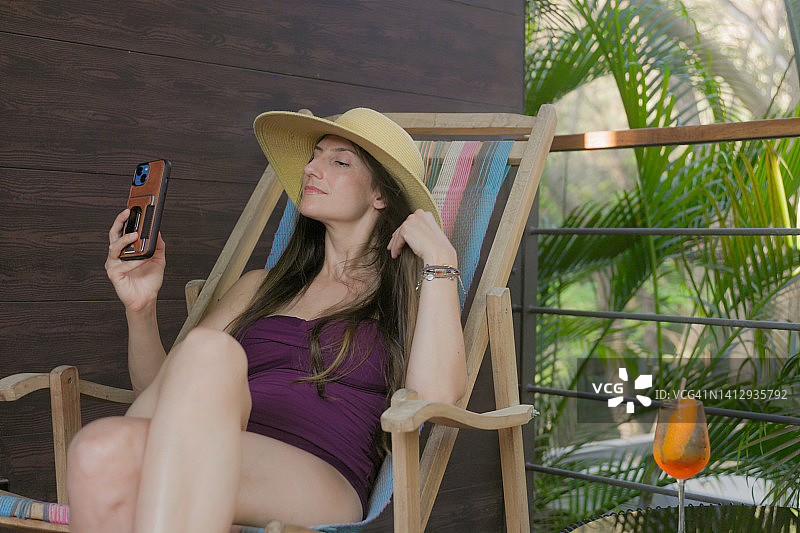 女人在哥斯达黎加度假时自拍图片素材