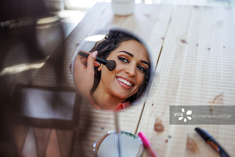 我喜欢在脸颊上涂一点腮红图片素材