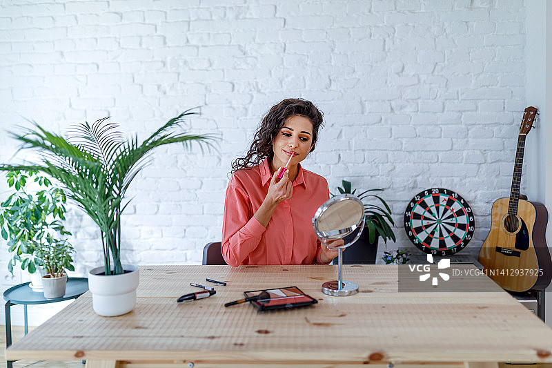 今天想穿暖色系图片素材